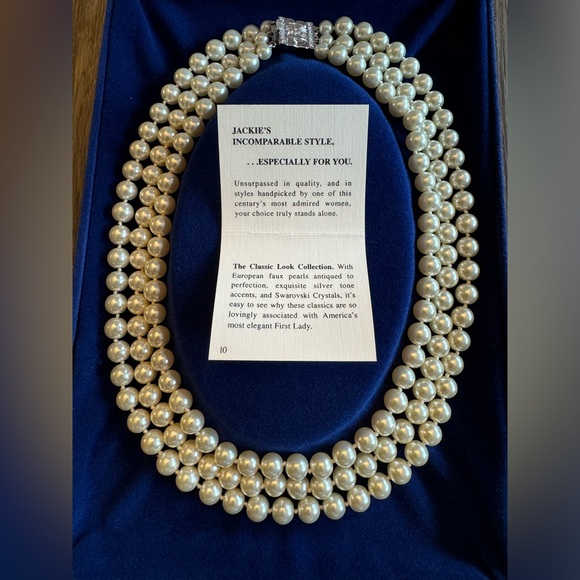 Camrose & Kross replica of Jaqueline Kennedy’s pearl set - Picture 3 of 8